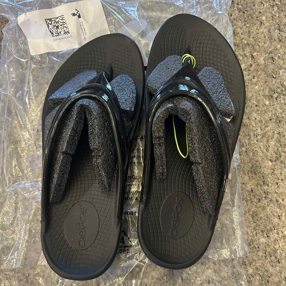 OOFOS Women’s OOlala Luxe Black Recovery Sandals Flip Flops Size 9 - Picture 1 of 2